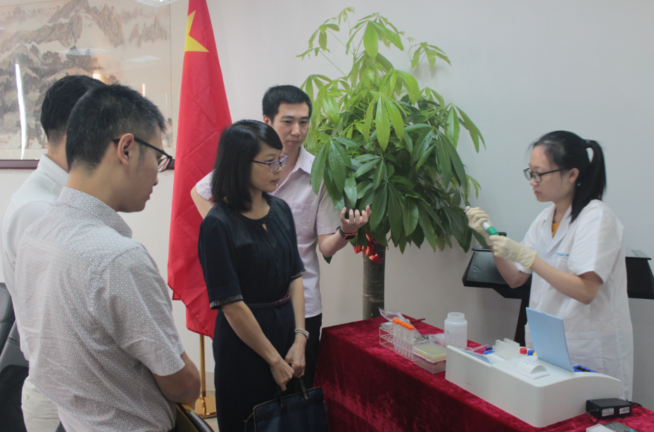 佛山市南海區(qū)食品藥品監(jiān)督管理局領(lǐng)導(dǎo)一行蒞臨我司調(diào)研